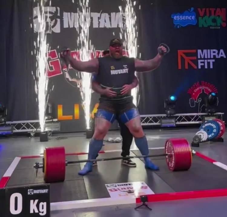 <p><strong>Daha önce bu rekoru iki kez kıran ünlü yıldız, Birmingham'da canlı izleyiciler önünde 510 kilo kaldırarak bir kez daha dünya rekoru kırdı.</strong></p>