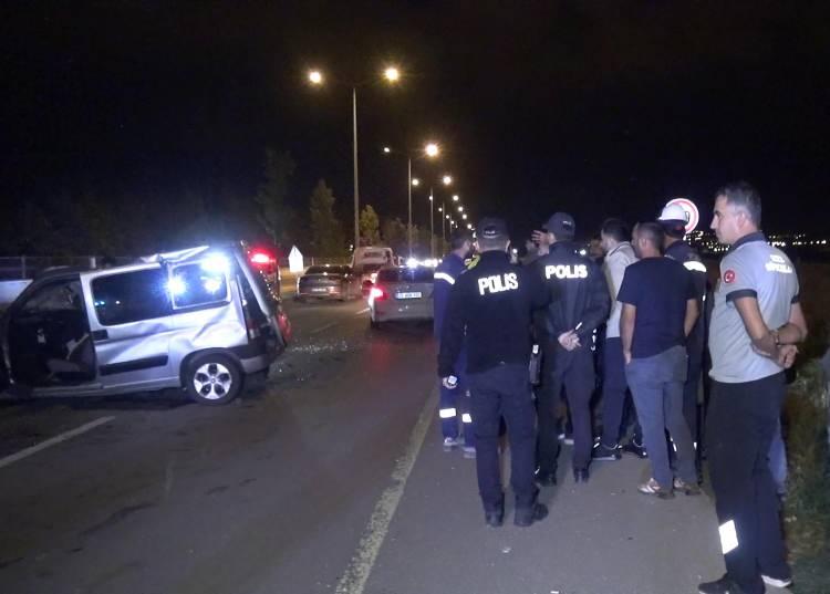 <p>Şehir merkezinden Aziziye ilçesi istikametine giden Umutcan Kavaz idaresindeki 25 ADL 318 plakalı otomobil, sürücüsünün direksiyon hâkimiyetini kaybetmesi sonucu önce refüjdeki ağaca daha sonra da aydınlatma direğine çarparak, devrildi. </p>
