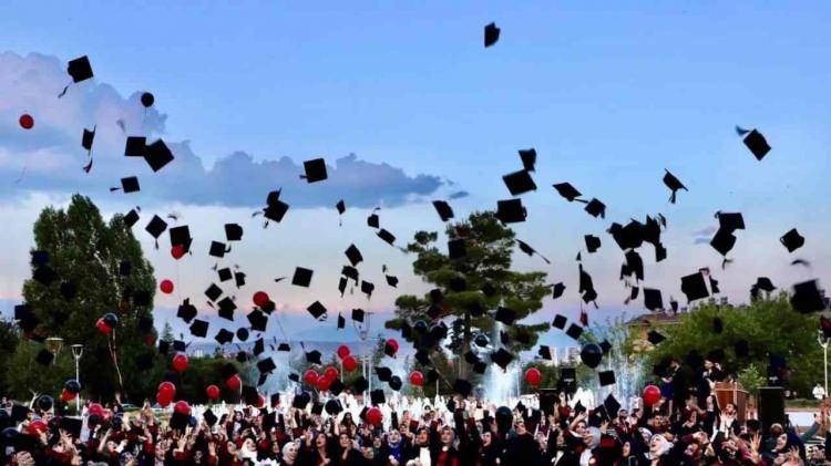 <p>“Mavi Diploma”, mezunlara yalnızca Türkiye’de değil, dünyanın pek çok ülkesinde geçerlilik sağlayan uluslararası bir ayrıcalık sunuyor.</p>
