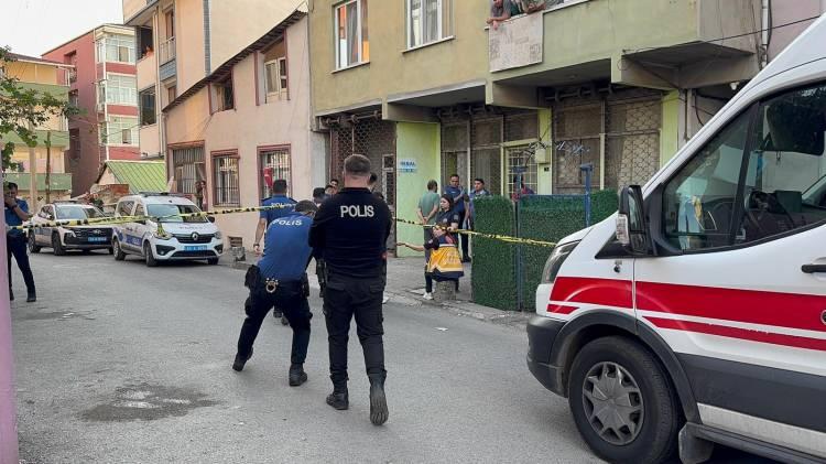 <p>Olay, Beylikbağı Mahallesi 302. Sokak'ta bulunan bir apartmanın üçüncü katında meydana geldi. Komşular, daireden gelen ağır koku sebebiyle durumu polise bildirdi.</p>
<p> </p>