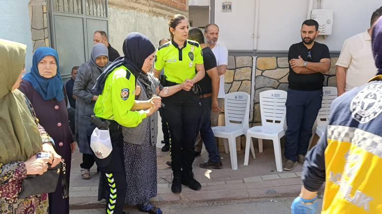 <p>Şehit haberini alan Muhsin Aydemir'in annesi Nebahat Aydemir, rahatsızlandı. Anne Aydemir, 112 ambulansıyla İnegöl Devlet Hastanesi Acil Servisine kaldırılarak tedavi altına alındı.</p>
