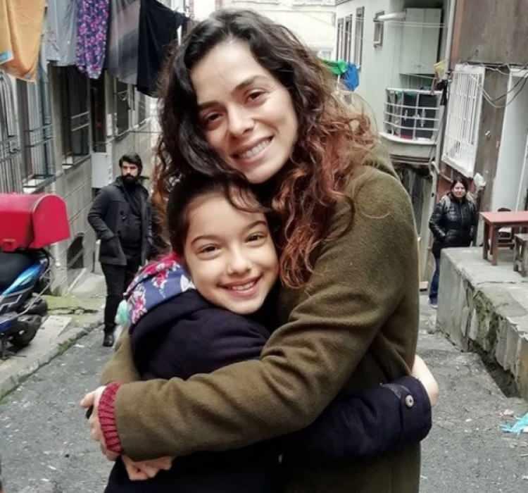 <p>Çocuk oyuncu Kübra Süzgün'ün babası Serkan Süzgün, dolandırıcılık iddialarıyla ilgili Sabah gazetesine açıklamarda bulundu. </p>
