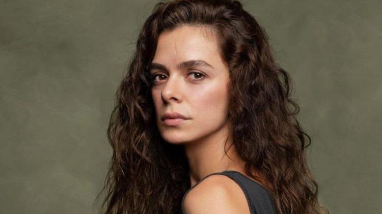 <p>İddiaya göre; zge Özpirinçci aileyi yakın arkadaşı avukat Nail Gönenli'ye yönlendirdi. Kızının ünlü olmasıyla beraber basında 'Kübra Süzgün 15 bin TL'lik dava açtı' haberini gören baba durumu avukatları Gönenli'ye sunduğunu ancak Gönenli'nin kendilerini geçiştirdiklerini anlattı. </p>
