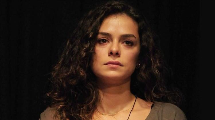 <p>Özge Özpirinçi ilgili de konuşan baba Süzer şunları söyledi:</p>
<p><em><strong>"Dava sürecindeyken zaten Özge sette bizimle hiç muhatap olmamaya başlamıştı. Ne zaman ki mahkeme sonrası Nail'in de bizi kandırdığını öğrendim, o zaman Özge'ye mesaj attım. Mesajıma geri dönmedi sonra da engelledi. Aradan biraz zaman geçtikten sonra anladım ki Metin Kıcır'ın eşi Burak Yamantürk'ün başrolde oynadığı 'Aslında Özgürsün' dizisinin yapımcısı.</strong></em></p>
