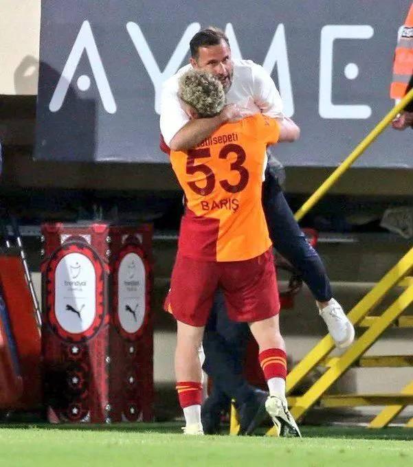 <p>Okan Buruk'un Osimhen'in sakatlığı sebebiyle forma giyemeyeceği Eyüpspor karşılaşmasında Barış Alper Yılmaz'a ilk 11'de görev vermesi  bekleniyor.</p>

