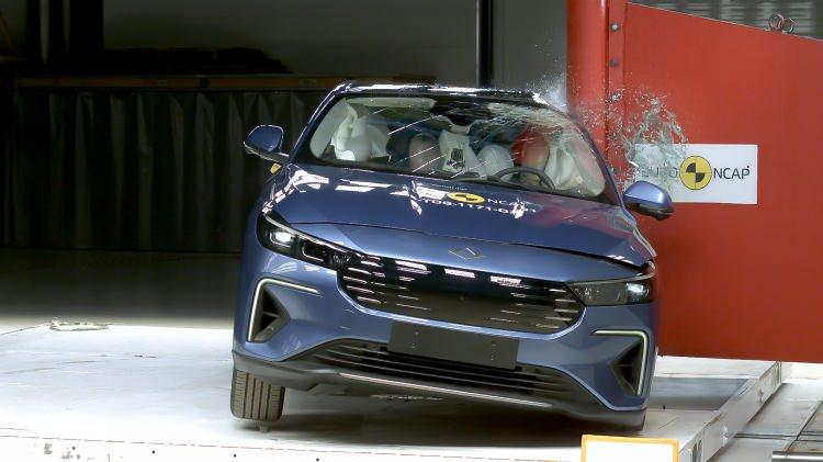 <p>Euro NCAP, yeni otomobiller, kamyonlar ve kamyonetler üzerinde güvenlik değerlendirmeleri gerçekleştirerek tüketicilere, politika yapıcılara ve sektöre Avrupa'da satılan araçların güvenlik performansına ilişkin gerçekçi ve bağımsız bilgiler sunuyor.</p>