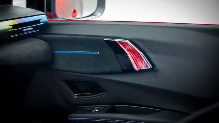 <p>Renault Group Türkiye CEO’su Lionel Jaillet yeni modelle ilgili olarak, “Renault markamızın en ikonik modellerinden biri olan Clio’nun 6. neslini tanıtmaktan büyük mutluluk duyuyoruz. Verimlilik açısından Renault Grubu’nun en önemli üretim merkezlerinden biri olan Oyak Renault Fabrikasında bugüne kadar Clio ailesinden 5 milyonun üzerinde araç ürettik. Tamamıyla yenilenen yeni Clio’nun üretimine Eylül ayı itibarıyla başlayacağız. Yeni Clio, dinamik ve enerjik tasarımıyla öne çıkıyor ve Renault markasının modern stili ile ileri teknoloji yaklaşımını benzersiz bir kimlikle yansıtıyor. Geniş motor seçenekleri, OpenR Link multimedya sistemi ve Google entegrasyonu ile son derece yenilikçi ve ileri teknolojiye sahip bir model olarak Türk müşterilerimizin beklentilerini mükemmel şekilde karşılıyor.</p>
<p> </p>