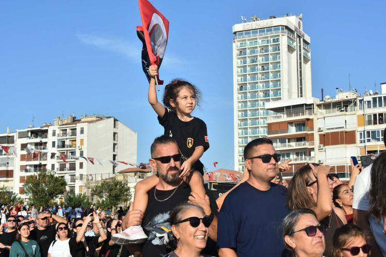 <p>Vatandaşlar, ellerinde Türk bayrakları ve marşlarla gösteriye eşlik ederken, cep telefonlarıyla kaydettikleri anlarla etkinliği ölümsüzleştirdi.</p>

<p>​</p>
