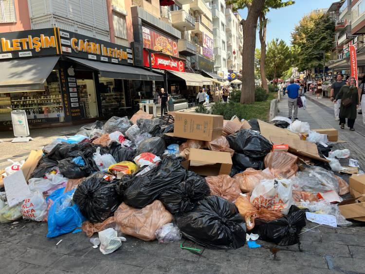 <p><span style="color:#A52A2A"><strong>ESNAFIN İŞİ DE ETKİLENİYOR </strong></span></p>

<p>Kötü koku ve sinekler nedeniyle Forbes Çarşısı'nda bulunan restoranlara gelen müşterilerin zor anlar yaşadığına dikkat çeken restoran kuryesi Yasin Ozan, yaşanan duruma tepki göstererek şunları söyledi:  </p>
