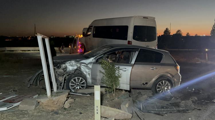 <p>Edinilen bilgilere göre, Mustafa K. idaresindeki 02 AFR 832 plakalı minibüs ile Feyzullah K. idaresindeki 02 AEA 633 plakalı otomobil, Adıyaman-Kahta Karayolunun 5. kilometresinde çarpıştı. </p>
