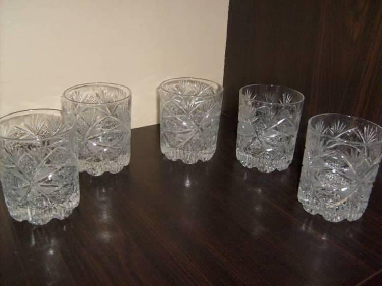<p>Günümüzde ise geçmişe duyulan özlem ve vintage eşyaların yeniden popülerlik kazanmasıyla kristal bardaklar tekrar sahneye çıktı. Sosyal medyada, ikinci el satış sitelerinde ve antika pazarlarında bu parçalar büyük ilgi görüyor. </p>

