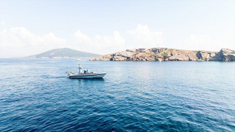 <p> Hem yurt içi hem yurt dışı pazarda insansız deniz aracı konusunda sektöre yön verecek ürünlerimiz ve çözümlerimizle daha büyük hedefleri ve yenilikleri gerçekleştireceğiz." dedi.</p>