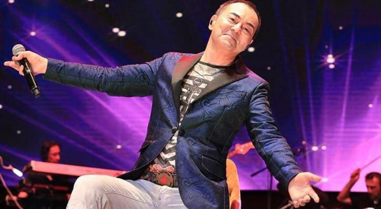 <p>Hayranlarını şaşırtan Ortaç, <strong>"neydi sözleri"</strong> diyerek salondaki izleyicileri güldürdü.  </p>

