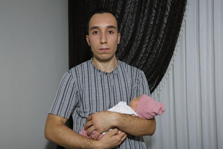 <p> </p>

<p>Özkaya, çocuğunun hastanede yoğun bakımda yatması önerildiğini ifade ederek, "Biz de tahlil sonuçlarını başka bir hastanede gösterdik. ‘Bu tür hastaları yoğun bakıma almıyoruz' denildi. Hastanedeki doktor tarafından, ‘bebeğiniz enfeksiyon hastası, enfeksiyonu yükselir' diye korkutulduk. Biz de tedirgin olduk, yatmasını kabul ettik. Bebeğim bir hafta boyunca yenidoğan yoğum bakım servisinde yattı. 4 Eylül 2025 tarihinde hastane tarafından arandık. Bebeğin taburcu edileceğini, gelip alınmasını istediler. Biz de hastaneye yenidoğan yoğun bakıma gittik. Kapıyı çaldık, hastane personeli bize kapıyı açtı. ‘Bekleyin, bebeği hazırlayıp size getiriyoruz' dediler. 5 dakika sonra sözde bebeğimiz bize teslim edildi. Bebeği gördükten sonra eşimle beraber tedirgin olduk. Bebeğin bize ait olmadığını hissettik. Çünkü bir hafta boyunca bebeğimizi günde 3-4 dakika da olsa görüyorduk, süt götürüyorduk. Bize ait olmadığını söyledik. Hemşire tarafından ısrarla ‘bebek size ait, elbisesini giydirmişiz ondan dolayı size farklı görünmüş olabilir' dendi. Biz, yine söyledik. Taburcu işlemi yaptığımızda imza attığımda yine tedirgindim. Bebeğin bize ait olmadığını tekrardan söyledik. Hemşire ısrarla, ‘Yok size ait, öyle bir şey mümkün değil bebek size farklı gelmiş olabilir' dedi. Ardından bebeği aldık'' dedi.</p>
