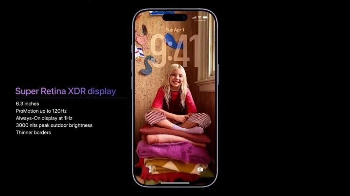 <p>Tasarım anlamında iPhone 17, önceki neslin sevilen hatlarını koruyarak alüminyum bir çerçeve kullanmaya devam ediyor. En dikkat çekici tasarım değişikliği ise ekran boyutunda yaşanıyor. Cihaz, önceki 6.1 inçlik panelden 6.3 inç’e yükseltilerek daha sürükleyici bir izleme ve kullanım deneyimi sunuyor. Bu büyüme, metalens teknolojisi sayesinde Face ID sensörünün ve Dinamik Ada’nın boyutunun küçültülmesiyle, telefonun genel boyutunu önemli ölçüde artırmadan gerçekleştirildi.</p>
<p> </p>