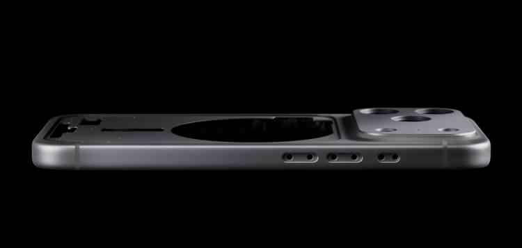 <p>iPhone tarihinde bir ilk olarak, iPhone 17 Pro modelinde Vapor Chamber soğutma sistemine yer verildi. Bu teknoloji, kapalı bir hazne içindeki sıvının buharlaşması ve yoğuşması prensibine dayanarak ısıyı geleneksel yöntemlerden çok daha geniş bir yüzeye, çok daha hızlı bir şekilde yayar. Bu sistem, 4K 120 FPS video kaydı, yoğun grafikli oyunlar veya karmaşık yapay zeka işlemleri gibi görevler sırasında oluşan aşırı ısıyı etkili bir şekilde dağıtır. Bu sayede işlemci, aşırı ısınmayı önlemek için hızını düşürmek zorunda kalmaz ve en yüksek performansını daha uzun süre koruyabilir.</p>

<p> </p>

<p>Gelişmiş çoklu görev performansı ve gelecekteki cihaz üzeri yapay zeka özellikleri için kritik bir adım olarak, iPhone 17 Pro‘da RAM kapasitesi standart olarak 12GB’a çıkarıldı.</p>

<p> </p>
