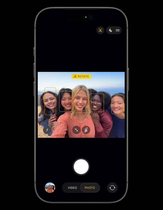 <p>Batarya daha uzun dayanacak<br />
iPhone 17 Pro, donanım ve yazılım entegrasyonunu daha da ileri taşıyan bir dizi iyileştirme ile geliyor. iPhone 17 Pro‘nun tahmini pil kapasitesi yaklaşık 3,988mAh. Şarj hızlarında da iyileştirmeler mevcut; cihazın 35W kablolu ve 25W MagSafe kablosuz şarjı destekleyebileceği belirtiliyor.</p>
<p>Cihaz, daha yüksek hızlar ve daha düşük gecikme süresi sunan Wi-Fi 7 teknolojisini destekliyor. Kutudan iOS 26 işletim sistemiyle çıkan iPhone 17 Pro, A19 Pro çip ve 12GB RAM gibi güçlü donanım yükseltmeleri sayesinde Apple Intelligence’ın gelişmiş cihaz üzeri yapay zeka özelliklerini sorunsuz bir şekilde çalıştırıyor. </p>
