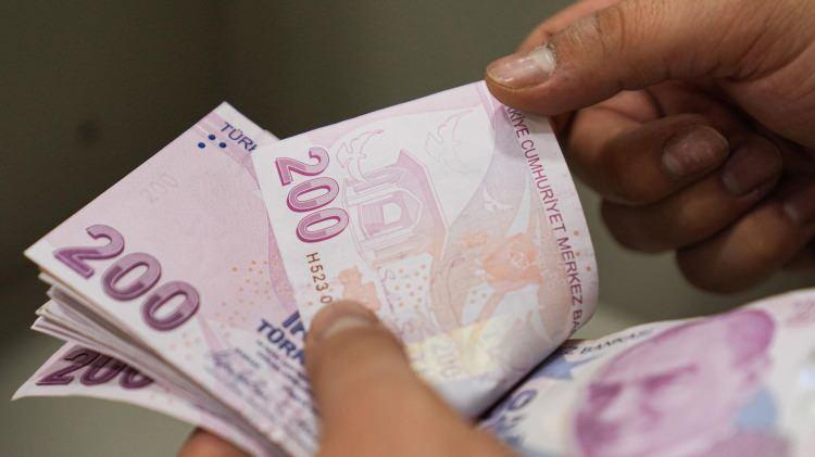 <p>Biz 6 kat artırımının ödenmesini ayrıca her yıl Ocak ayında enflasyon rakamlarıyla güncellenmesini ve aradaki farkın 3 yıl boyunca kamu çalışanlarına da ödenmesini istiyoruz.</p>
