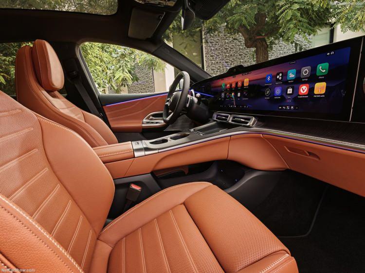 <p>GLC 400e 4 MATIC isimli bu versiyon, 0-100 km/s hızlanmasını 4.3 saniyede tamamlıyor ve azami 210 km/s'e kadar hızlanabiliyor.</p>
