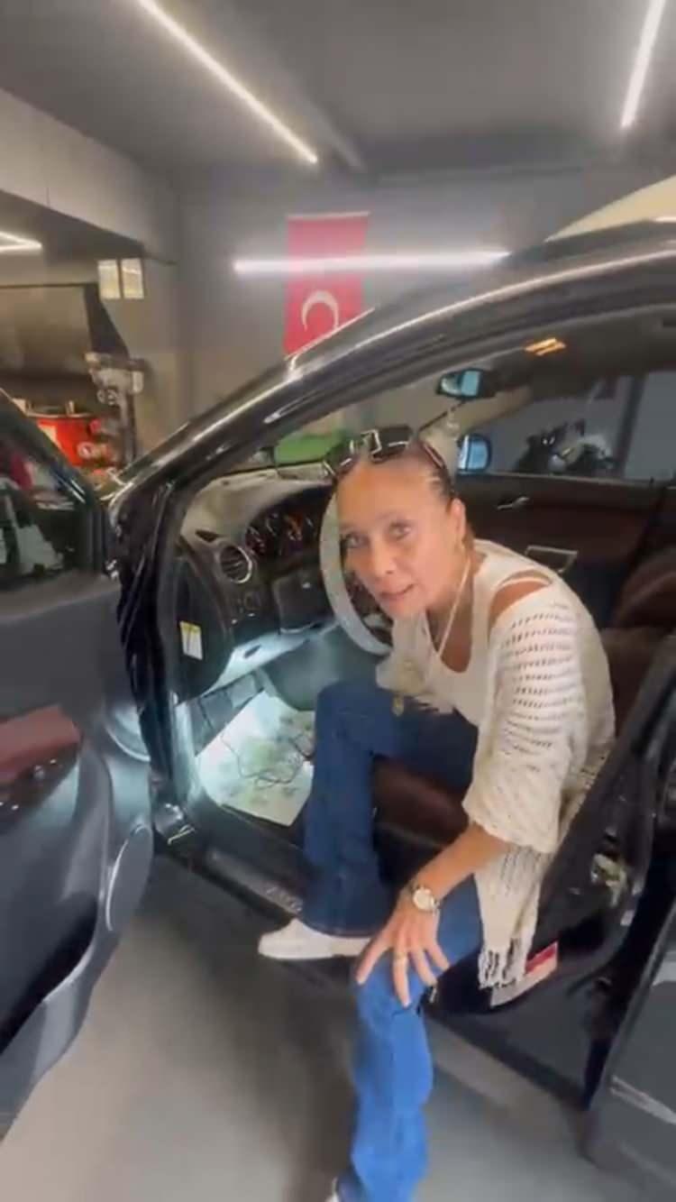 <p>Ardından araca binen Ebru Y. ve annesi Funda K., yola devam etmek istedi. Ancak tekrar ortaya çıkan Emre Ç., Funda K.’nin önünde ani fren yaparak kazaya neden oldu. </p>