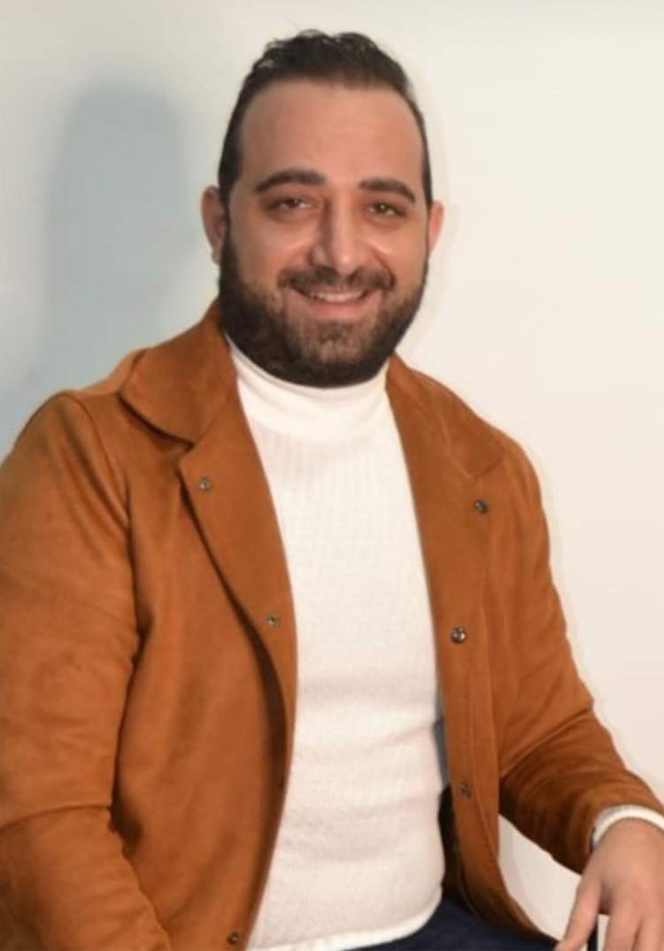 <p><span style="color:#A52A2A"><strong>"ÖLMEK İSTEMİYORUZ"</strong></span></p>

<p>Ebru Y., kendilerine saldıran saldırganın hala dışarıda dolaştığını söyleyerek, <strong>"Koruma kararı olmasına rağmen bunları yapıyor. Hiçbir kanun dinlemeyen bir şahıs bu ve çok korkuyoruz annemle. Daha neler yapacak, ne zaman canımızı alacak bilmiyoruz. Biz bunları yaşarken de annemle birlikte güçlü olup yine de kardeşimi yansıtmamaya çalışıyoruz babasının yaptıklarını, psikolojisi bozulmasın etkilenmesin diye. Dediğim gibi biz gerekli olan bütün başvurularda bulunduk yapabileceğimiz herşeyi yaptık. Bu esnada bu şahsın bize birşey yapmasından gerçekten çok korkuyoruz. Bugün bize bunları yaşatan, kendi kızını bile hiçe sayan bir adam bunları yapıyorsa yarın bize ne yapar hiç bilmiyoruz. Bana ve anneme ses olur musunuz. Biz çünkü ölmek istemiyoruz"</strong> diye konuştu.</p>
