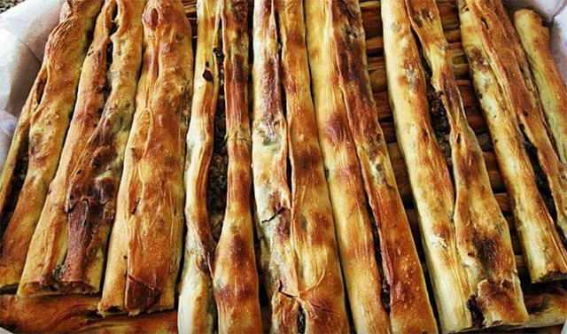 <p>TasteAtlas’ın yayınladığı "<strong>Dünyanın En İyi 100 Turtası"</strong> listesinin birinci sırasında; <strong>Karadeniz'in geleneksel fırın kültüründen</strong> doğan <span style="color:#800080"><strong>Çarşamba pidesi</strong>,</span> ikinci sırasında ise yine aynı bölgeden çıkan <span style="color:#800080"><strong>Samsun pidesi</strong> </span>oldu. Böylelikle <strong>Samsun</strong>, gastronomi dünyasına damga vurmuş oldu.</p>

