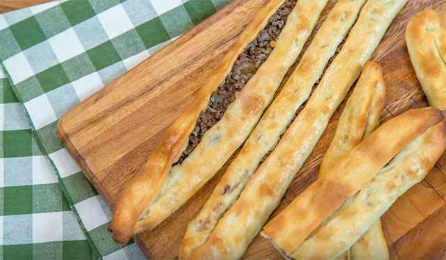 <p>TasteAtlas, her yıl <strong>kullanıcı oylarıyla belirlenen yemek listeleriyle</strong>, gastronomi dünyasında önemli bir yere sahip. Bu yıl yayınlanan "<strong>En İyi Turtalar"</strong> listesinde de <strong>Çarşamba ve Samsun pideleri</strong>; <span style="color:#800080"><strong>Gürcistan'ın haçapurisi, Lübnan'ın sfihası, Bosna-Hersek'in kljukusası, Hollanda'nın appeltaart'</strong><strong>ı</strong> ve <strong>Fas'ın pastilla'sı</strong></span> gibi güçlü rakipleri geride bırakarak <strong>ilk iki sıraya yerleşti.</strong></p>
