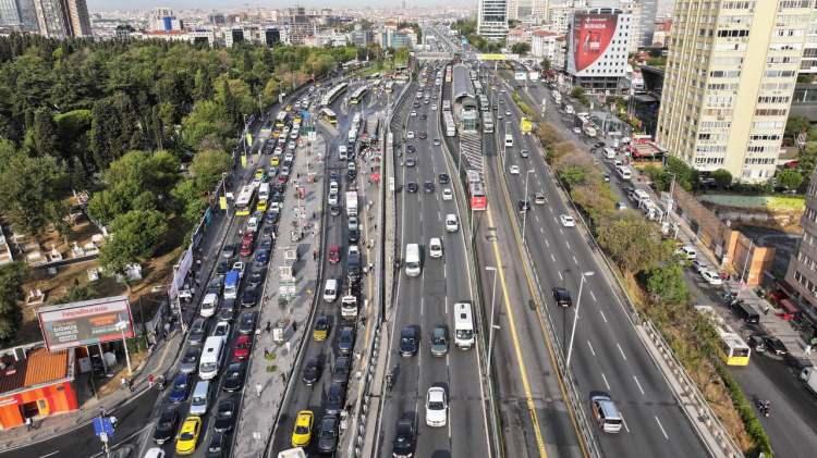 <p><span style="color:#B22222"><strong>İSTANBUL'DA YİNE AYNI MANZARA</strong></span></p>
<p>İstanbul'da 2025-2026 eğitim öğretim yılının başlaması ve haftanın ilk iş günü olması nedeniyle sabah saatlerinde bazı bölgelerde trafik yoğunluğu oluştu.</p>