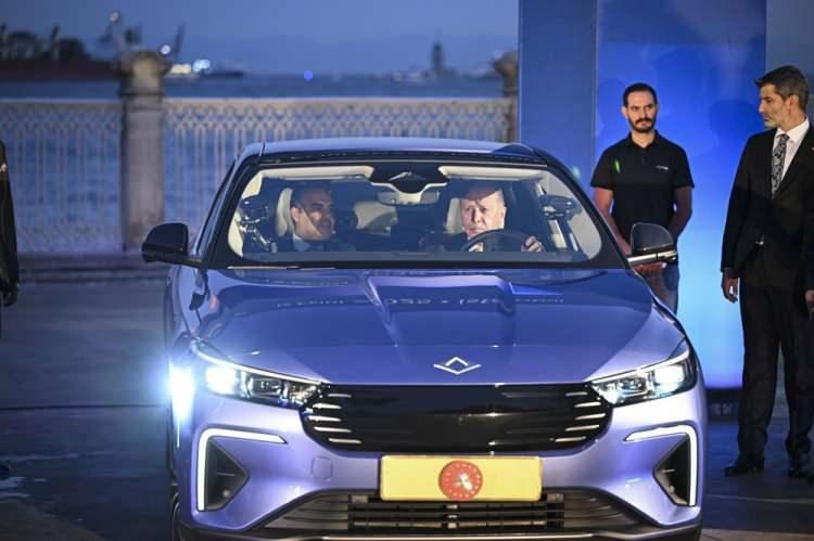 <p>Cumhurbaşkanı Recep Tayyip Erdoğan'a, Togg'un yeni satışa çıkan modeli T10F hediye edildi.</p>
