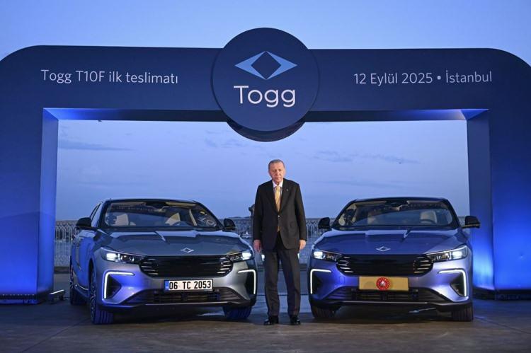 <p>Cumhurbaşkanı Erdoğan, NSosyal hesabından yaptığı paylaşımda, <strong><em>"Yerli ve milli otomobilimiz Togg'un T10F modelinin Tip Onay Belgesi'ni verdik. İnşallah 15 Eylül Pazartesi Türkiye'de, kısa süre sonra da Avrupa'da satışa sunulacak olan T10F, ilk modelimiz T10X ile birlikte gurur kaynağımız olacak. Hayırlı, uğurlu olsun."</em></strong> ifadelerini kullandı.</p>
<p> </p>