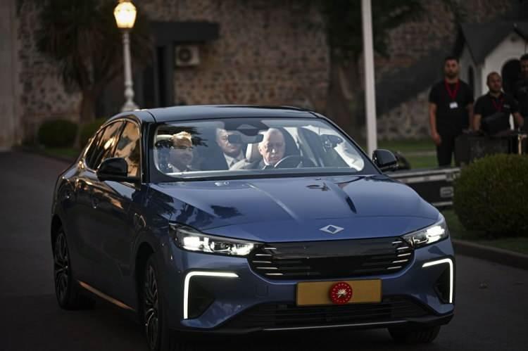 <p>TOGG Yönetim Kurulu üyeleri, Cumhurbaşkanı Erdoğan'a otomobili Dolmabahçe'deki Çalışma Ofisi'nde teslim etti.</p>

<p> </p>

<p> </p>
