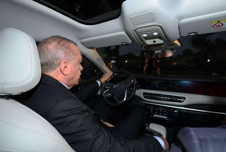 <p>Cumhurbaşkanı Erdoğan, plakasına Cumhurbaşkanlığı forsu takılan Togg'un mavi renkli yeni modeliyle test sürüşü yaparken, araç hakkında bilgi aldı.</p>

