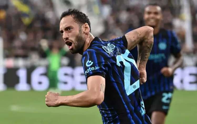 <p>30'uncu dakikada Hakan Çalhanoğlu, ceza sahası dışından muhteşem bir şutla skoru 1-1'e getirdi.</p>
