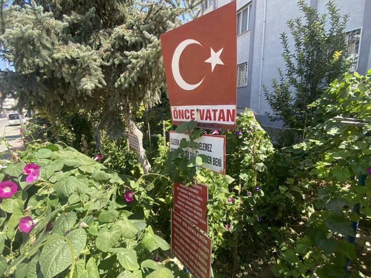 <p>Emek Mahallesi Fazıla Sokak üzerindeki aile apartmanında yaşayan Bayram Kara, hoşuna giden bazı özlü sözleri yaklaşık 5 sene önce bastırıp bahçesine yerleştirdi.</p>

