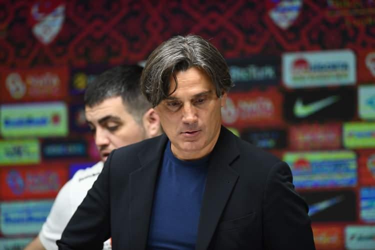 <p>Federasyon hemen aksiyon alarak zorlu karşılaşmalar öncesinde Montella ile ilgili çıkan ayrılık spekülasyonlarına nokta koymuş oldu.</p>
