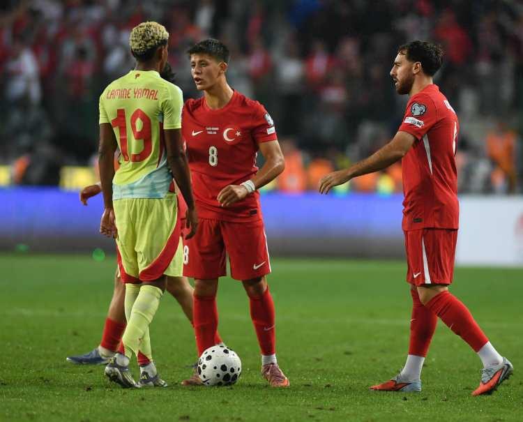 <p>İspanya'nın galibiyeti için, "İspanya tiki-taka'yı geliştiriyor ve Türkiye'de sergiliyor. E Grubu'nu lider olan ve Dünya Kupası yolunda dev bir adım atan İspanya Milli Takımı için tarihi bir gece." dediler.</p>
