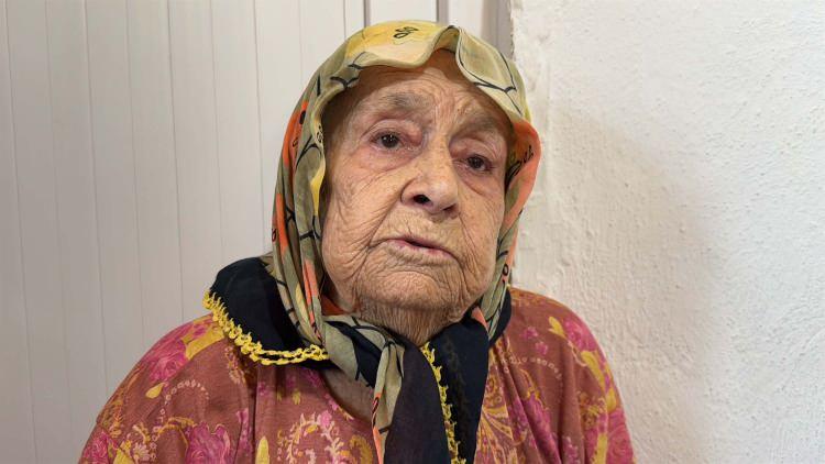 <p>Yıllardır kızına hem anne hem baba olduğunu belirten Behiye Burnak ise, "<strong>Evladıma zor olsa da bakıyorum. Her şeyi bana ait. İhtiyaçlarını karşılayamıyor." </strong>diye konuştu.</p>
