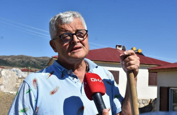 <p>"Burada insanın özüne dönüp de özüyle beraber, kendi olması, kendisiyle tanışması çok önemli. Onun için burayı seçtim. Başka bir alternatifi zaten yok, olamazdı zaten. Her zaman burada bir yuvam olsun, anahtarı bende olan ufak bir yerim olsun istedim. İşte Allah nasip etti böyle bir ufak bir prefabrik ev yaptık. Gelince kapısını açıp da içinde kalabileceğim bir yer. Bütün halalarım, köy bütün hepsi akraba zaten. Tabi yazları hep gelirdim ben buraya çocukluğumda da. Daha evvel geldiğimde halalarımda kalıyordum. Olmuyor tabi ev ev üstünde. Allah nasip etti bir ev yaptık" diye konuştu.</p>