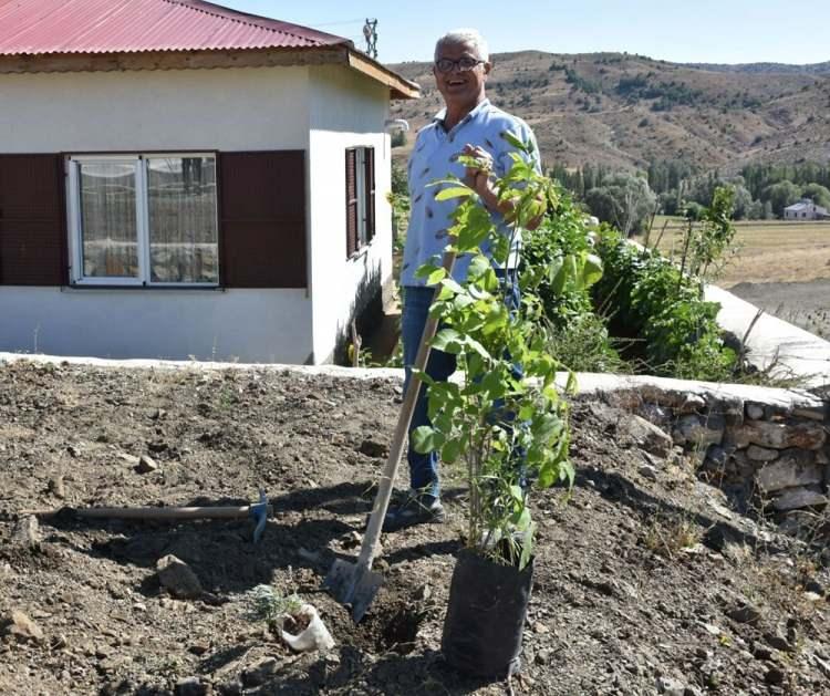 <p>Engin Koç'un eşi Pınar ve oğlu Burga Koç da köye ev yapmaları ve burada zaman geçirmelerinden dolayı mutlu olduklarını belirterek, köy hayatının içinde olmanın, doğayla baş başa olmanın huzur verdiğini söyledi</p>
<p> </p>