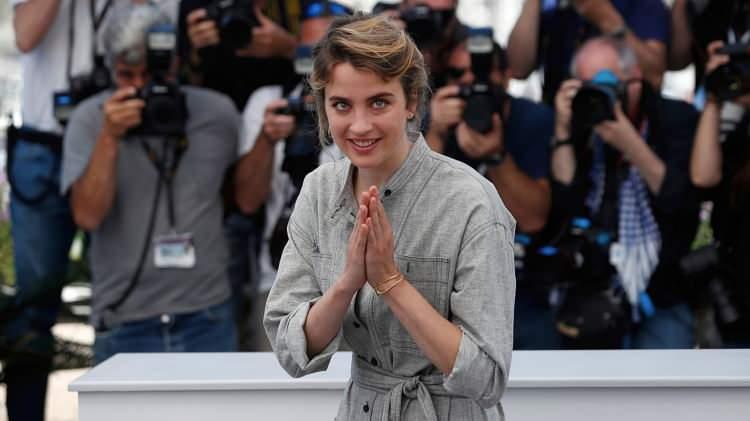 <p><span style="color:#000000"><strong>FİLOYA KATILAN ÜNLÜ İSİMLER ARTIYOR</strong></span></p>
<p><span style="color:#800080"><strong>Fransız oyuncu Adele Haenel de, Sumud Filosu'na katılan ünlü isimler arasında. Haenel katılma kararını </strong></span><span style="color:#000000"><strong><em>“Bu dramatik tarihsel anda, Global Sumud filosunun insani yardım misyonuna katılmaya karar verdim,”</em></strong></span><span style="color:#800080"><strong> sözüyle açıklarken, filonun amacını şu sözlerle vurguladı:</strong></span></p>
<p><span style="color:#000000"><strong><em>“Amacımız, İsrail hükümeti tarafından kasten yaratılan kıtlıktan etkilenen Gazze halkına yiyecek ve ilaç ulaştırmak.” </em></strong></span></p>