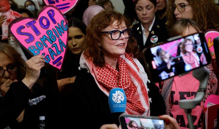 <p><span style="color:#800080"><strong>Oscar ödüllü İngiliz oyuncu Susan Sarandon, daha önce birçok kez Gazze halkına yönelik soykırıma karşı sesini çıkarmıştı. Ünlü oyuncu Sumud Filosu'na destek veriyor, gemi ekibinde yer alıp almadığı ise teyitlenmedi.</strong></span></p>