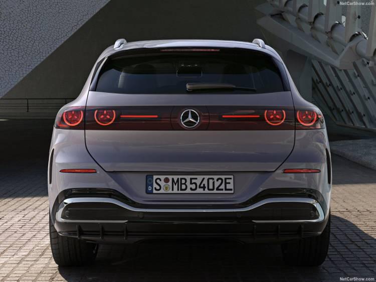<p>Mercedes-Benz'in MBUX multimedya sisteminin hem Microsoft hem de Google'dan yapay zekâ desteği ile geliştirilmiş en son sürümünü çalıştırıyor.</p>
