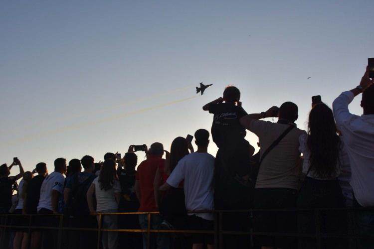 <p>Pilotların yaptığı akrobatik hareketler ile izleyiciler büyük bir heyecan yaşadı.</p>

<p> </p>
