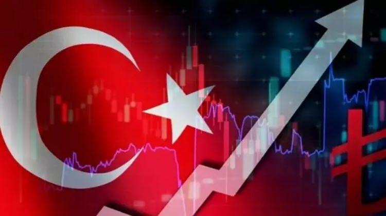 <p>1995 yılında küresel ekonomide yüzde 24,41 pay ile lider olan ABD, 2025 yılında payını yüzde 26,84'e çıkartarak dünyanın en büyük ekonomisi olma unvanını koruyor. ABD, teknoloji, finans ve sanayi alanındaki yatırımları ile konumunu pekiştiriyor.</p>
