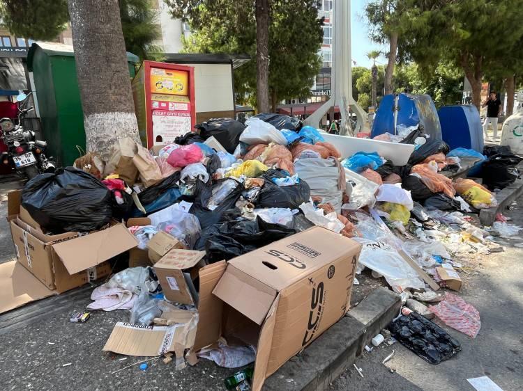 <p>İzmir'in Buca Belediyesi'nde maaşlarını ve geriye dönük alacaklarını aylardır alamayan işçilerin eylemi devam ederken, sokak başlarına yığılan çöpler bölge sakinlerini isyan ettirdi.</p>
