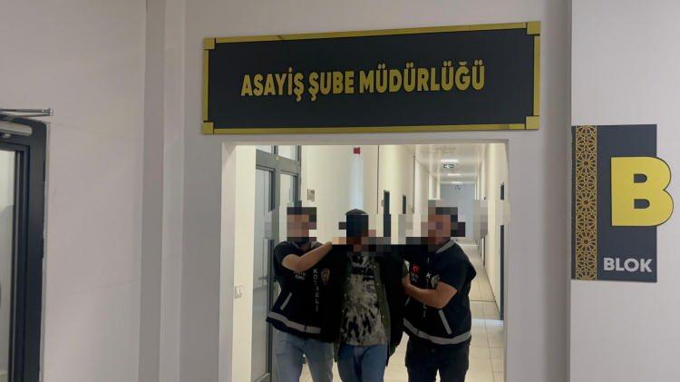 <p>13 Şubat 2022 tarihinde Kocaeli Gebze Beylikbağı Ankara Caddesi'ndeki yaşanan olayda, kar maskeli şahıslar ışıklarda bekleyen araçlara 30 el ateş etmiş ve olayda Tuğçe Semiz (21) ile Emine Çöp (26) isimli genç kızlar hayatını kaybederken, araçta bulunan Alihan Kaya (27) ise ağır yaralanarak hastaneye kaldırılmıştı. </p>
