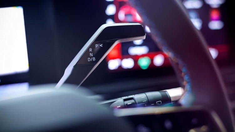 <p>2027 yılına kadar Oyak Renault Bursa fabrikasında dört yeni modelin üretileceğini daha önce duyurmuştuk. Bugüne kadar Duster, Boreal ve Clio modellerini müşterilerimizle buluşturduk. Kalan model için hazırlıklarımıza ve uzun vadeli stratejimiz üzerine çalışmaya devam ediyoruz. Türkiye, Renault Group’un küresel stratejisinde beş büyük merkezden biri olarak konumlanıyor ve bu vizyonun temel yapı taşlarından birini temsil ediyor. Güçlü ortağımız Oyak ile birlikte, yerel ekiplerimizi güçlendirerek ve yeni projeleri devreye alarak Türkiye'nin otomotiv ekosistemini desteklemeye devam edeceğiz” ifadelerini kullandı.</p>

<p> </p>
