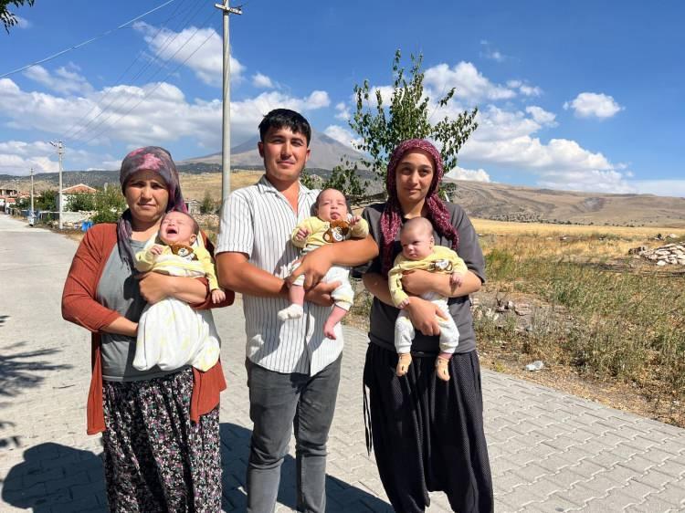<p>Organize sanayi bölgesindeki bir fabrikada çalışan Caner Dönmez, bebeklerine bakmak için fabrikadaki işini bırakarak gündelik işlere gitmeye başladı.</p>