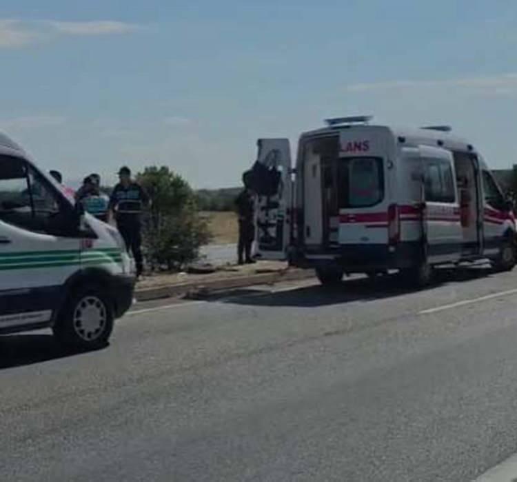 <p>Çarpışmanın etkisiyle Kıyçak'ın kullandığı otomobil aynı yöndeki Semih Cangül'ün (26) kullandığı 45 AEU 143 plakalı otomobile çarptı. </p>