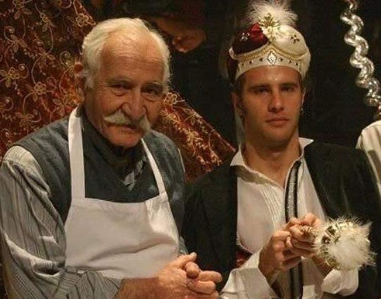 <p>Yabancı Damat'ın sevilen Memik Dedesi Arif Erkin Güzelbeyoğlu, 90. yaşını ailesi ve hayranlarıyla kutladı.</p>